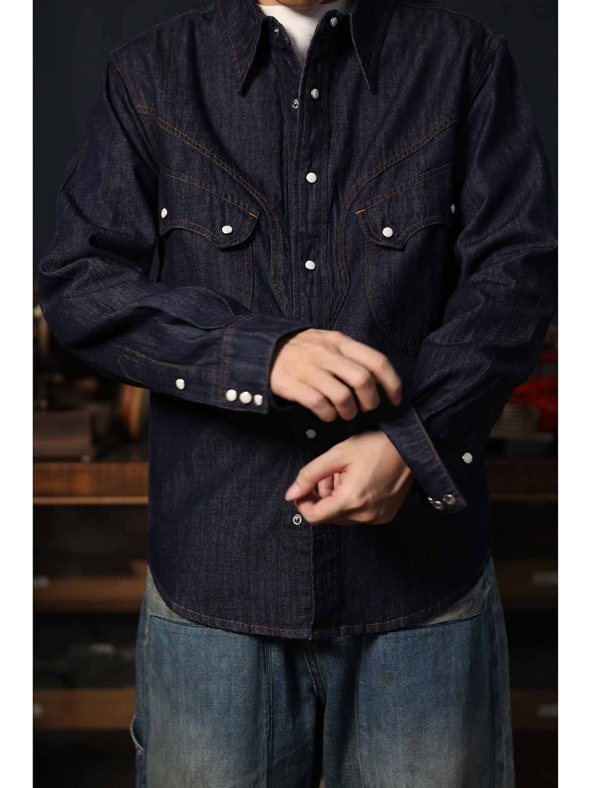 Mens Western Denim Pearl Snap Shirt - カウボーイ風ウェスタンスナップシャツ シンプルアメリカンカジュアル ローカラー ウェスタンデニムシャツ パールスナップボタン付き