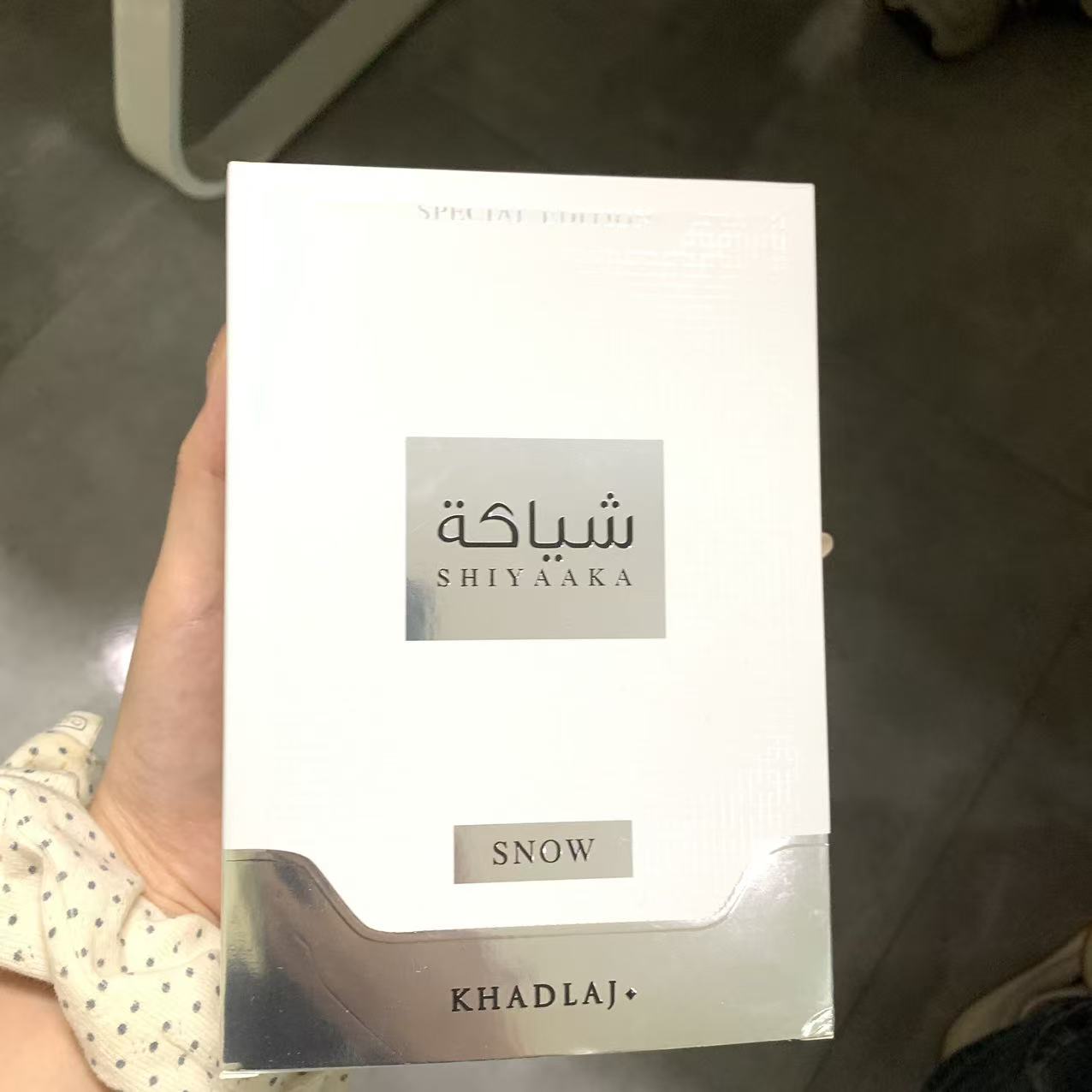 Jeans - KHADLAJの白と黒を基調としたニュートラルな香りの香水が、3.4オンスのサイズで新発売。持続性のある香りで、独自の魅力を放ちます。 春や夏に最適で、普段の通勤や職場での使用など、さまざまなシーンで活躍します。 ギフトの選択